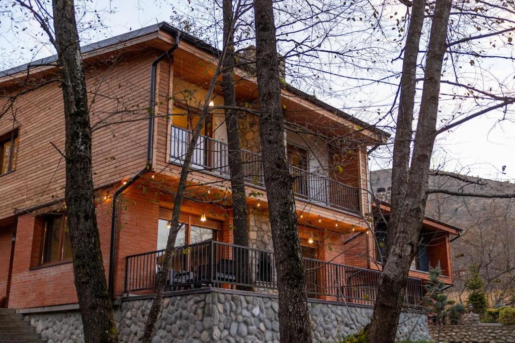 布雷佐维察Cozy Villa in Brezovica的带阳台和树木的大型木屋