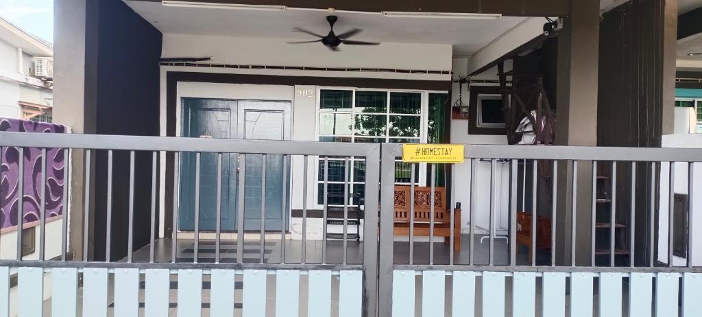 居銮HOMESTAY D'TEPIAN CASA, BANDAR SERI IMPIAN KLUANG的一座房子,上面有门标