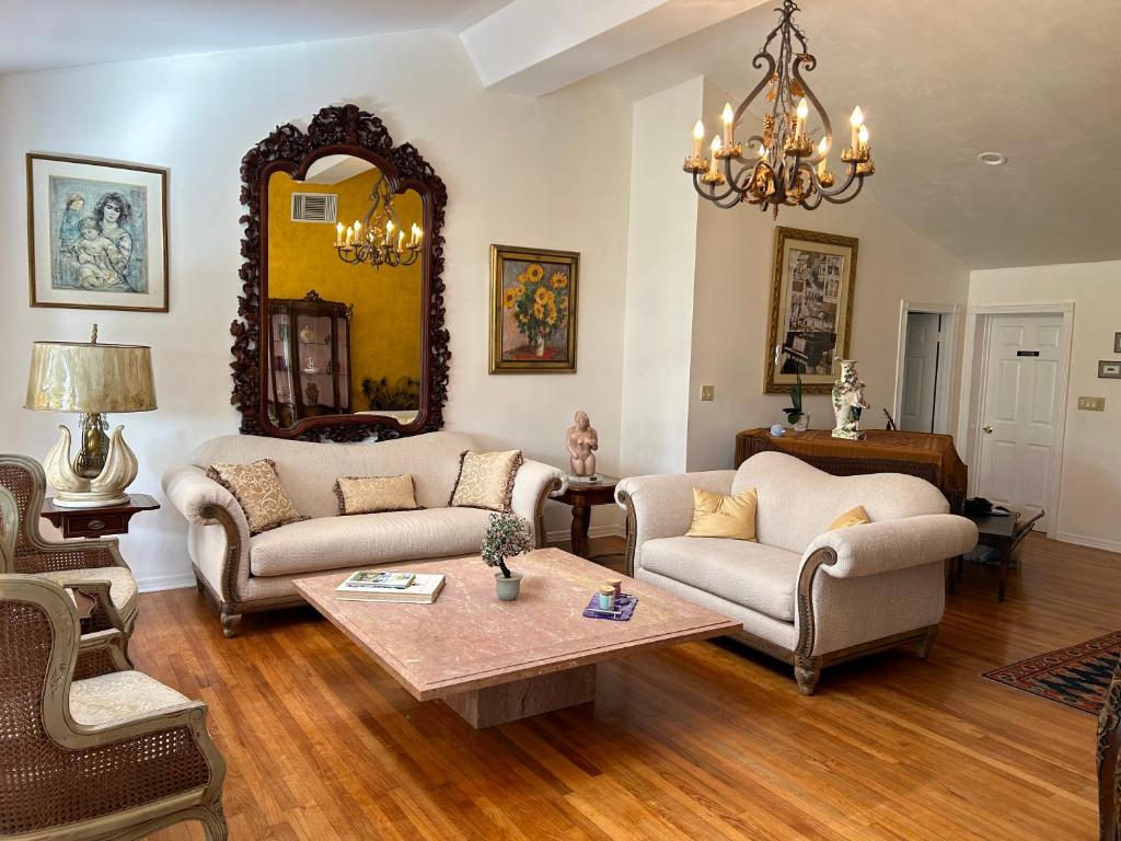 西棕榈滩Cozy House 3 large bedrooms 3full bath and king beds的客厅配有两张沙发和一张桌子