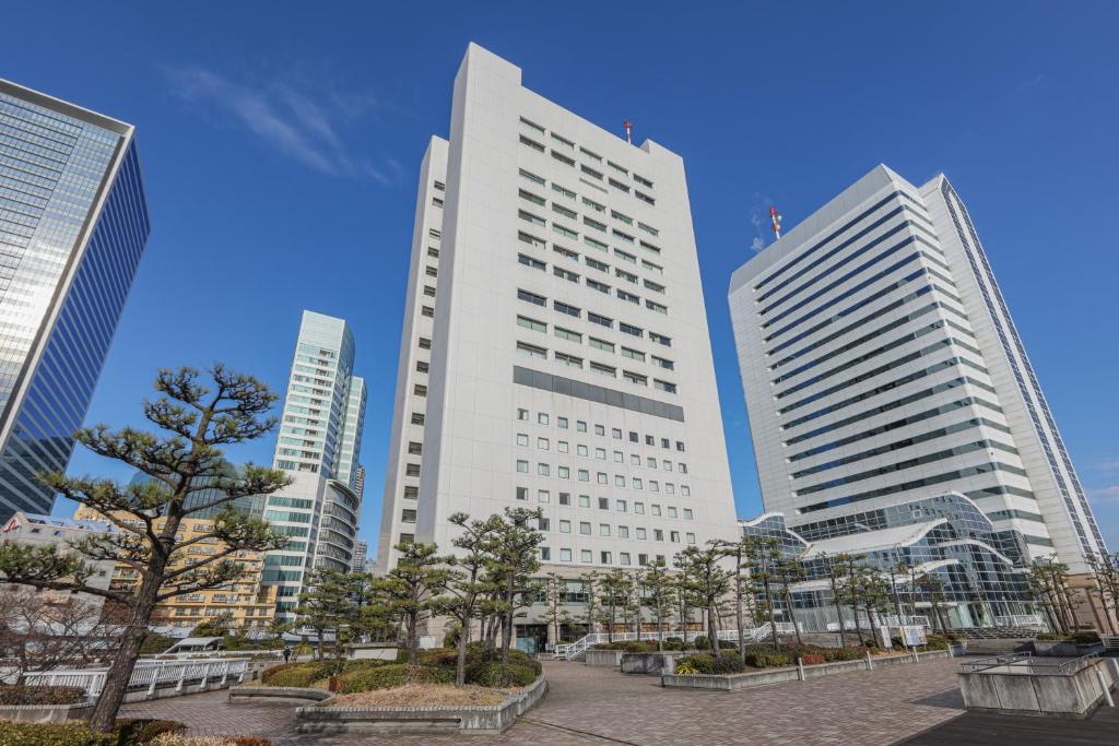 东京东京湾阿祖尔酒店的城市中一群高大的建筑
