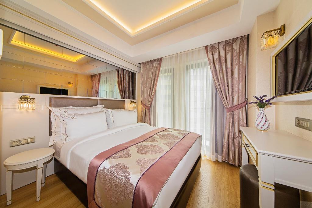 伊斯坦布尔格兰纳基酒店的配有一张床和一张书桌的酒店客房