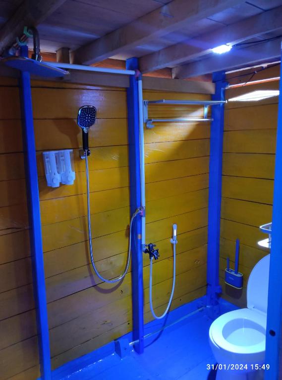 KumaiCakrawala的带淋浴和卫生间的浴室