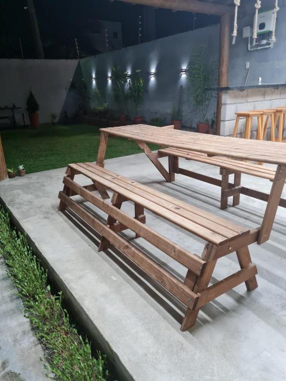 伊列乌斯Casapraiacururupe的庭院里设有两张木制野餐桌
