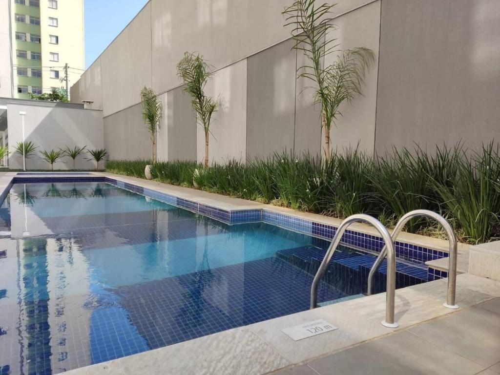 圣保罗Completo, moderno e bem localizado na Rua do Metrô Brás SP的大楼旁的游泳池