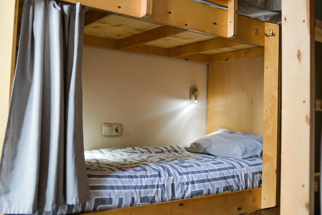 阿斯塔纳Hostel Forum的一间卧室配有双层床