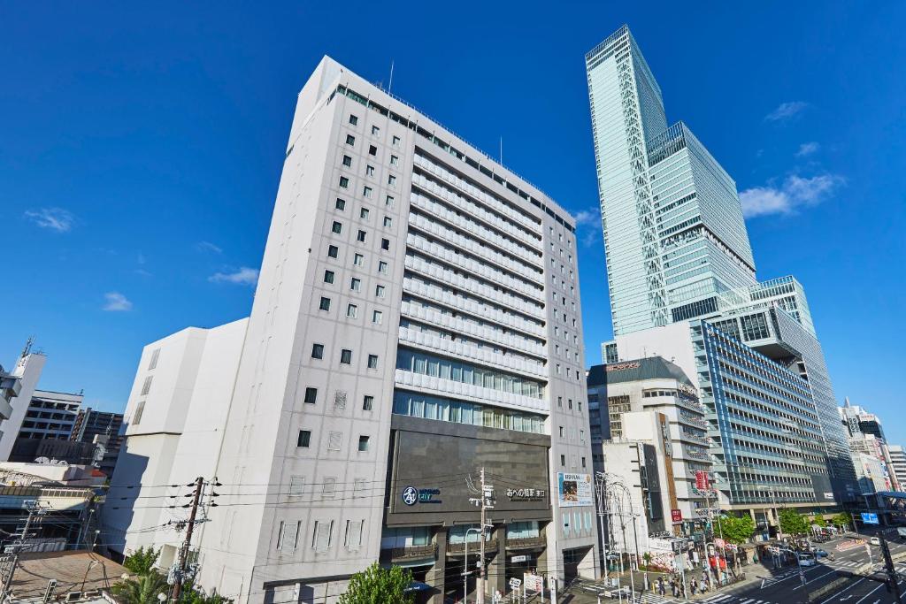 大阪Miyako City Osaka Tennoji的一座高大的白色建筑,在城市里