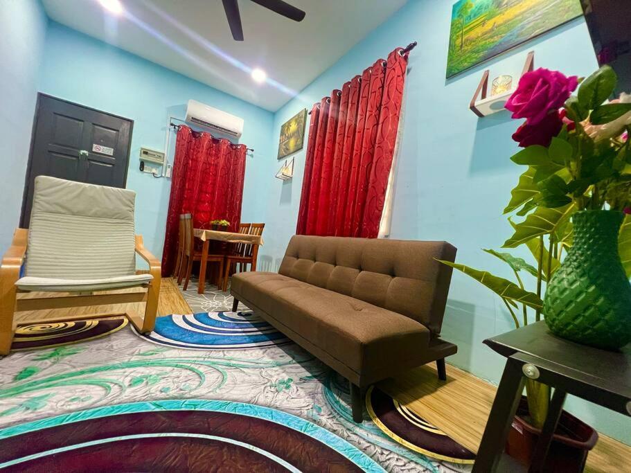 Kampong Gok KaporHH Homestay Dungun的带沙发和红色窗帘的客厅