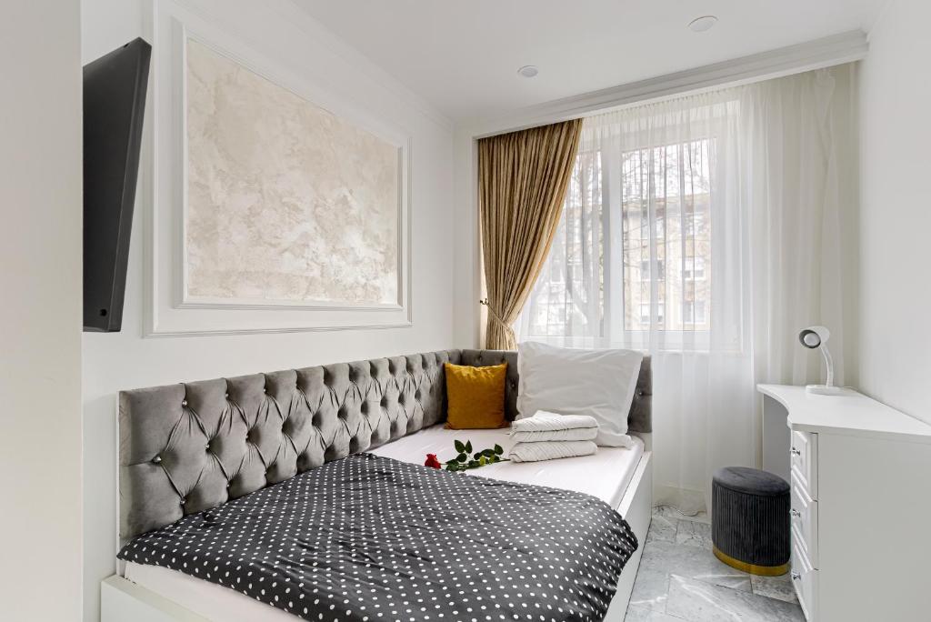 阿拉德Sika Luxury Apartment的一间卧室设有一张床和一个窗口