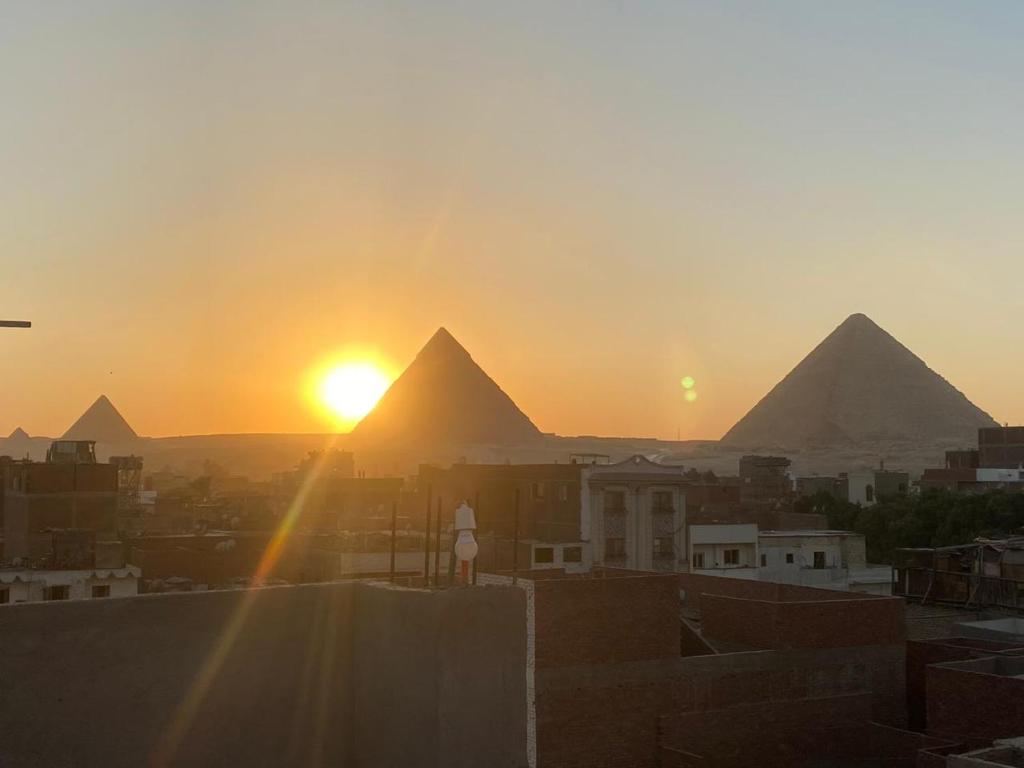 开罗horus desert hotel的日落时分吉萨金字塔的景色