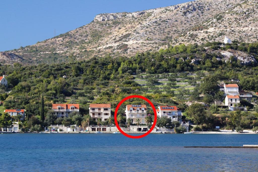 斯拉诺Apartments by the sea Slano, Dubrovnik - 8538的水体中间的房子