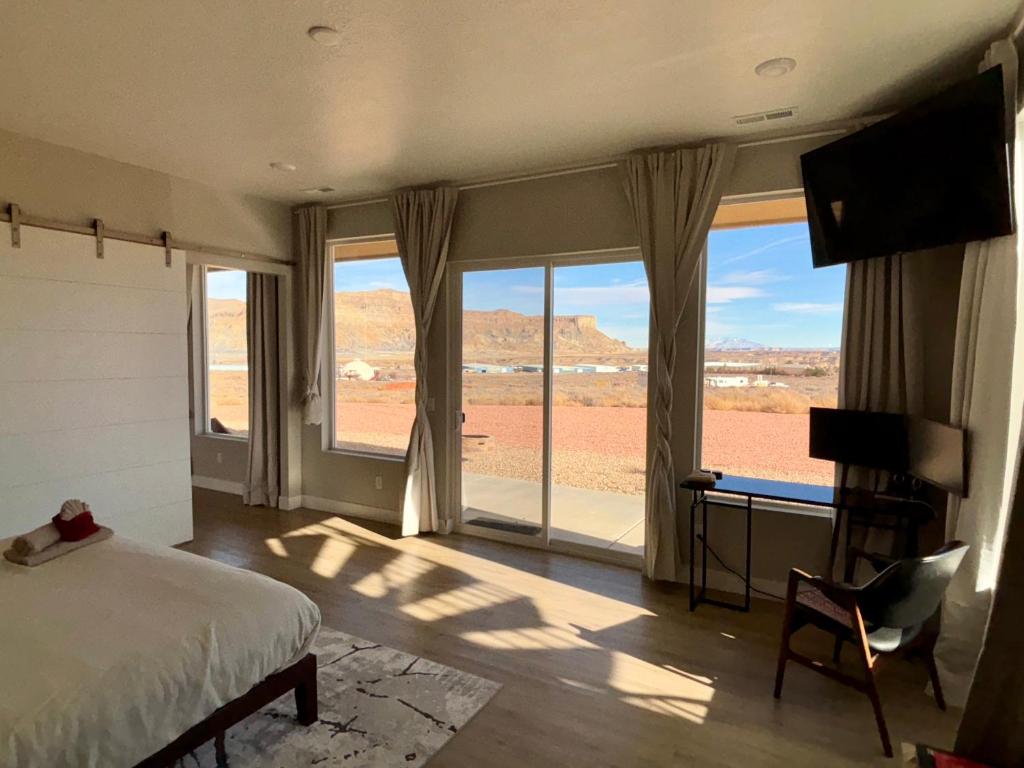 比格沃特Crimson Suite~ Canyon Desert Getaway with views的一间卧室设有一张床和一个大窗户