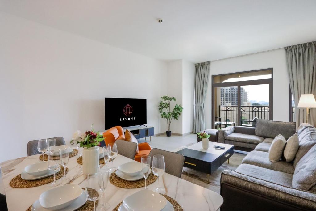 迪拜Livbnb Suites - Madinat Jumeirah Living - Cozy 2 Bedroom near Burj Al Arab的客厅配有沙发和桌子