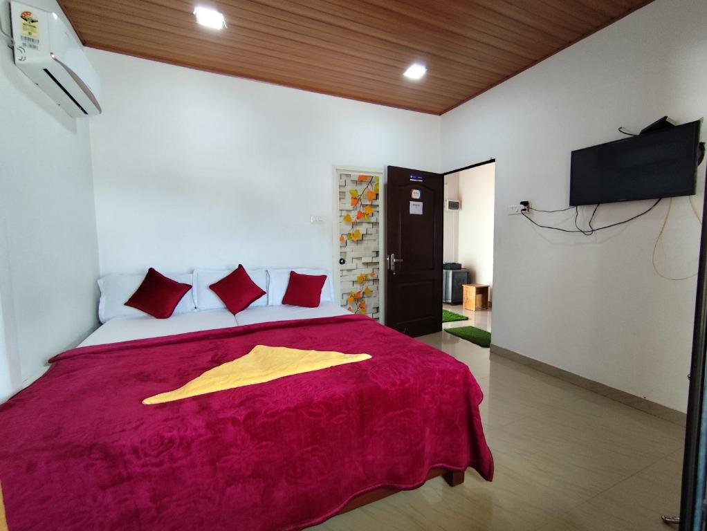 阿勒皮Noel's beach homestay的一间卧室配有一张黄色浴袍的床