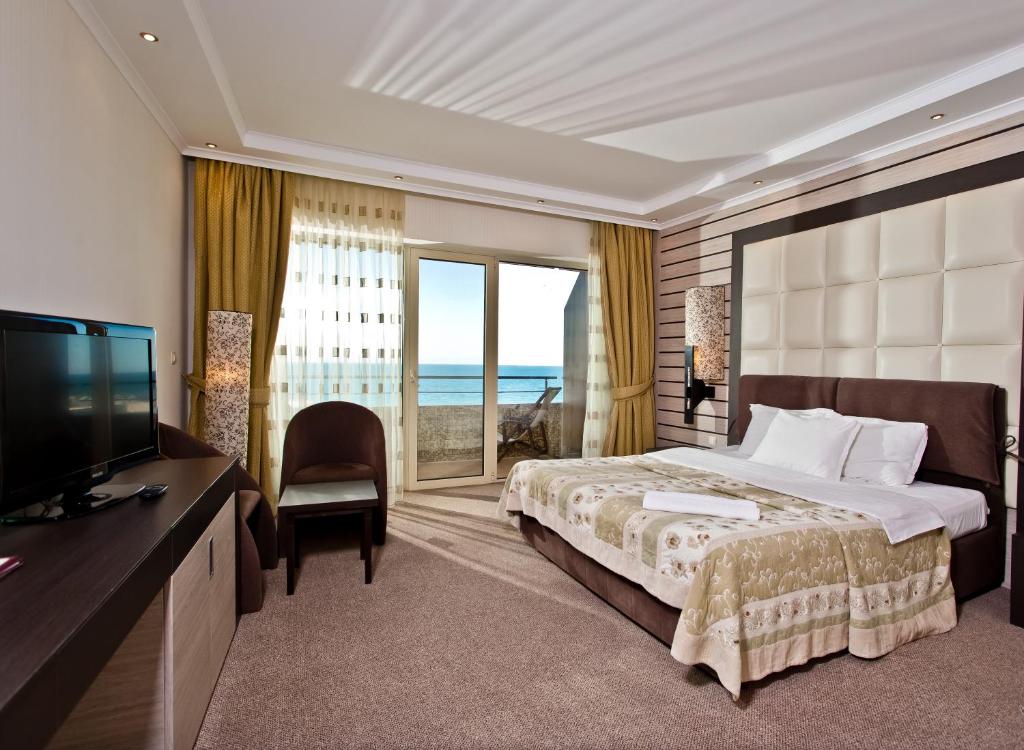 帕莫瑞帕莫瑞大酒店的酒店客房设有一张床、一台电视和一扇窗户。