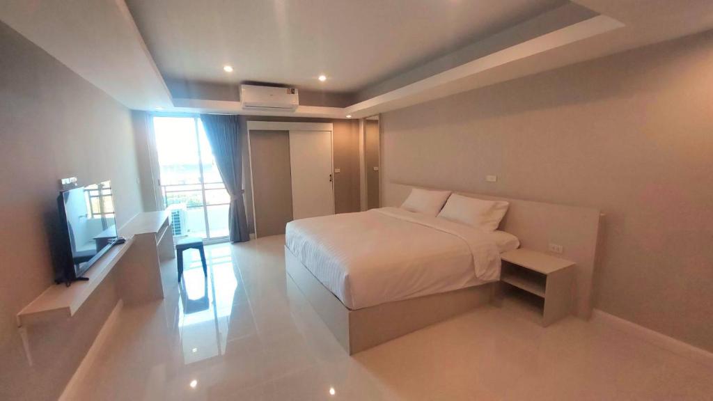 邦帕利PKK hotel Residence的一间卧室配有一张床和一台电视