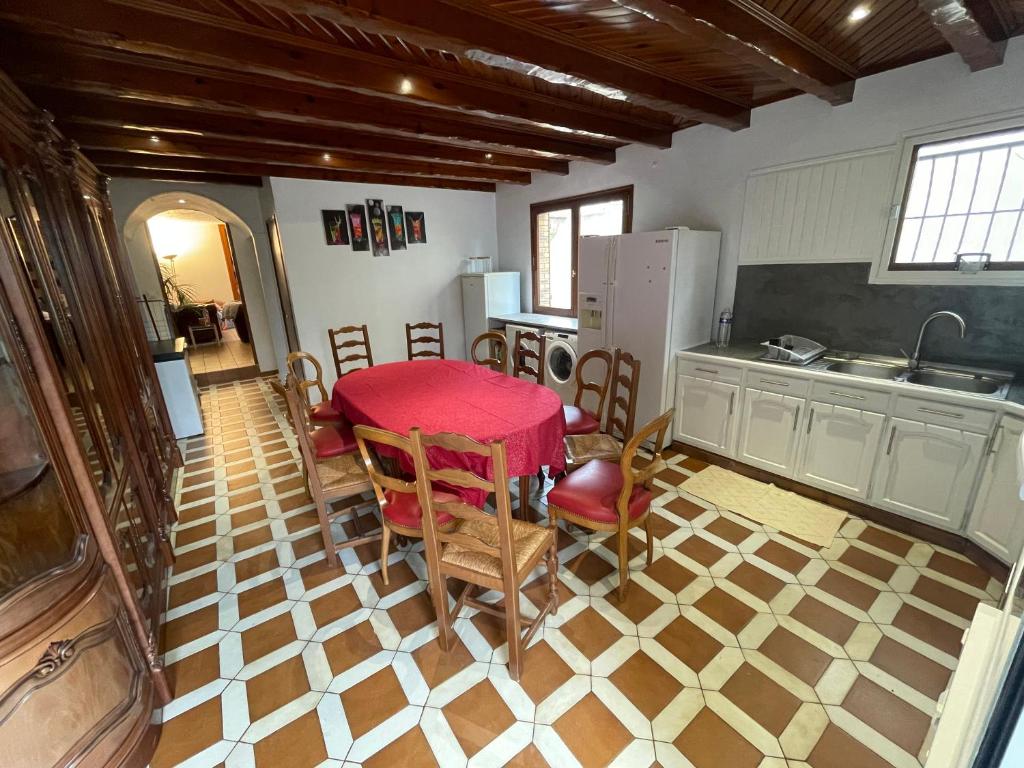 圣莫代福塞Grande maison tout confort - 100m RER A - Paris - Disney的一间厨房,里面配有桌椅