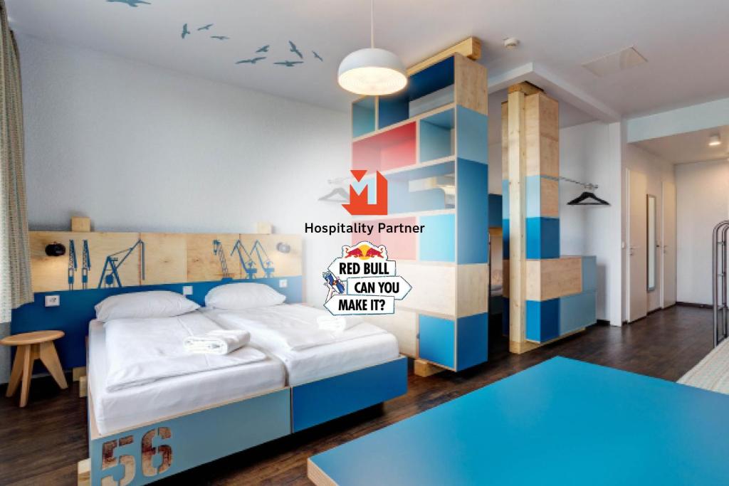 汉堡翰堡城中心梅尼奈格酒店的一间卧室配有蓝色的床和蓝色的桌子