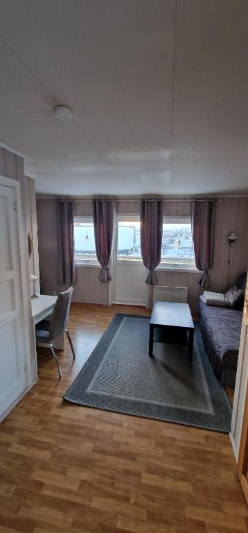 巴特斯峡湾Nordskogveien 12b的客厅配有一张床和一张桌子