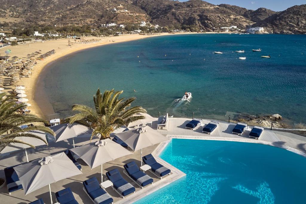 迈洛波塔斯约斯宫殿SPA酒店的海滩空中美景,设有椅子和游泳池