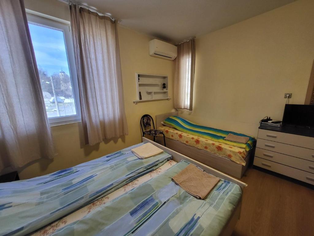 普罗夫迪夫东门旅舍的小房间设有两张床和窗户