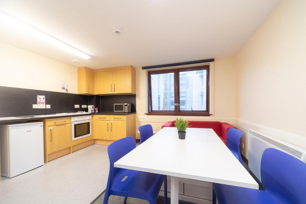 JOIVY Economy 4 and 5 bed flats, close to Old Town and Royal Mile - Adults only平面图