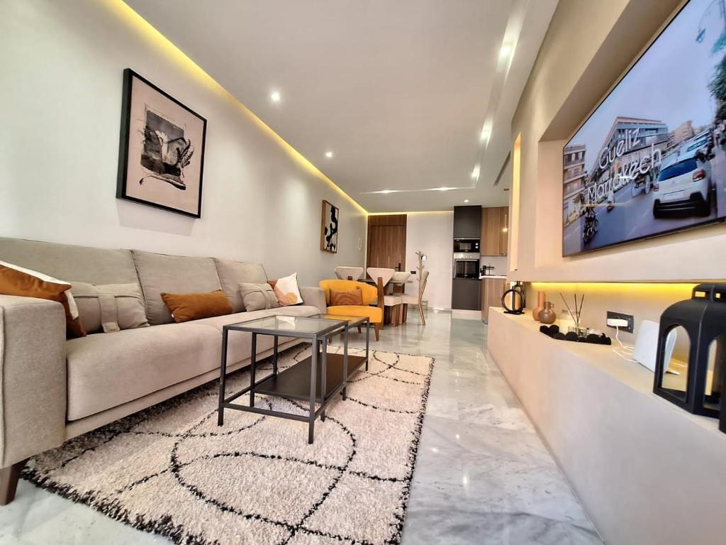 马拉喀什Luxueux Appartement Guéliz Marrakech的客厅配有沙发和桌子