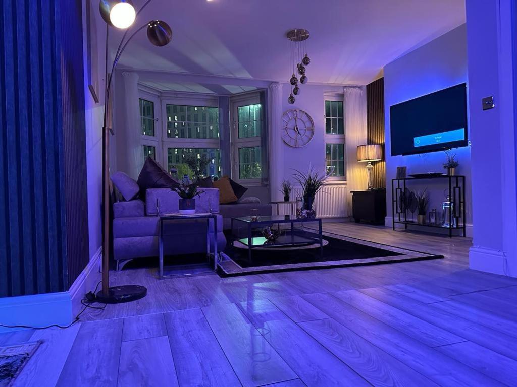 伯明翰Luxury 9ine Lush Jacuzzi Apartment with Balcony的紫色的客厅配有沙发和桌子