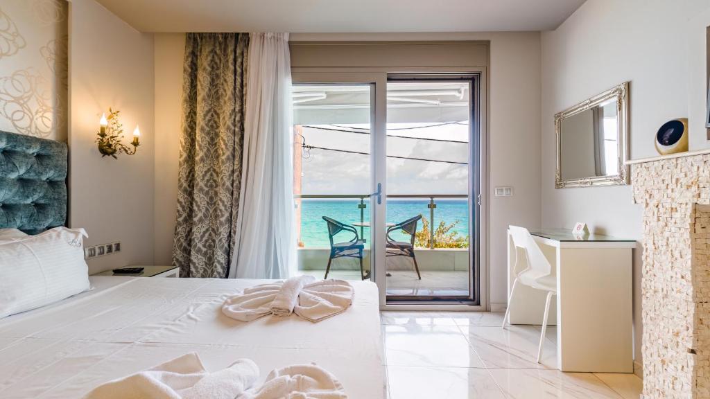 佩科霍里Art Luxury Suites的一间卧室配有一张床,享有海景