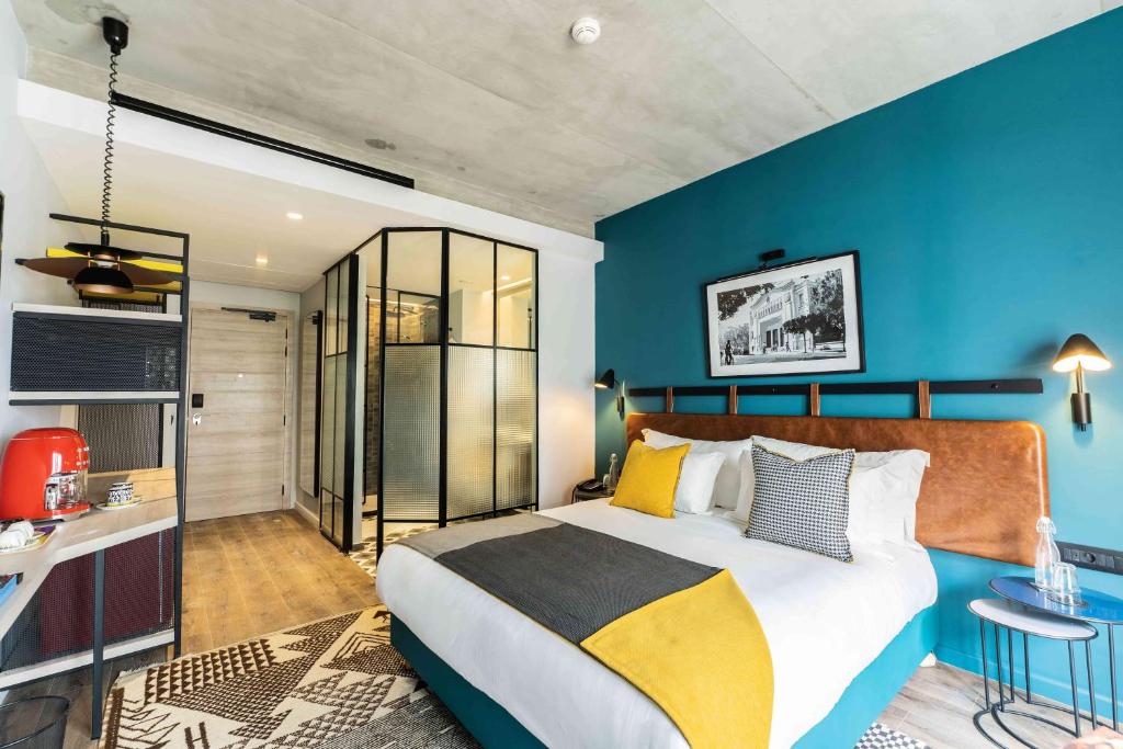 卡萨布兰卡Kaan Casablanca的一间卧室配有一张带蓝色墙壁的大床