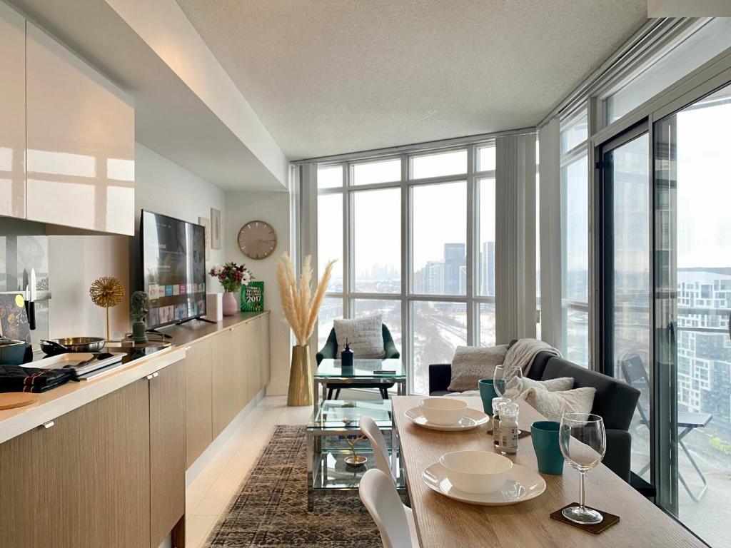 多伦多Duplex INN的厨房以及带桌椅的起居室。