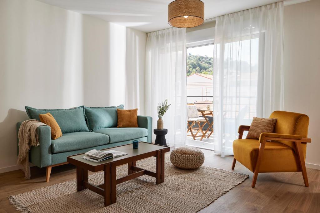 尼斯Casa Barbara Nice - Résidence Services的客厅配有蓝色的沙发和桌子