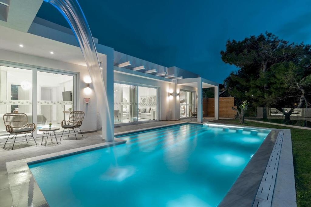 普莱诺斯Cavo Mare Mirazur Luxury Retreat with private pool的一座房子后院的游泳池