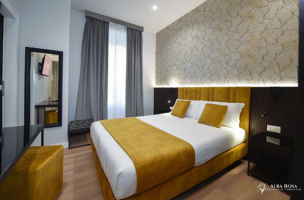 罗马Alba Rosa Rooms的一间卧室,卧室内配有一张大床