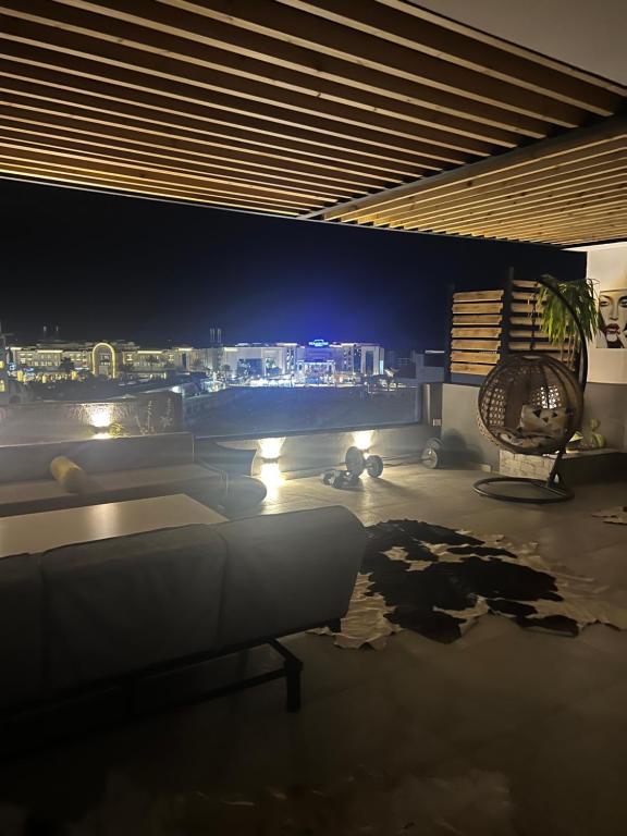 赫尔格达Sallam Lux Property的一间晚上享有城市美景的客厅