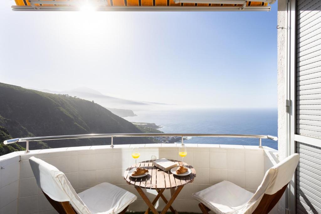 Puntillo del SolCoquette Studio with views的一个带桌椅的海景阳台