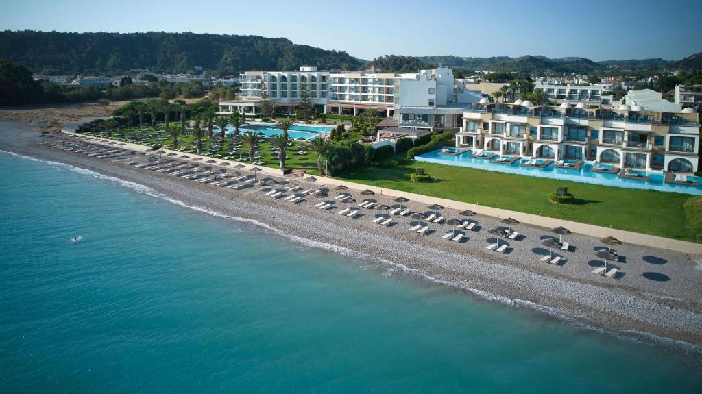 依克希亚The Ixian Grand & All Suites - Adults Only Hotel的享有海滩空中美景和度假胜地