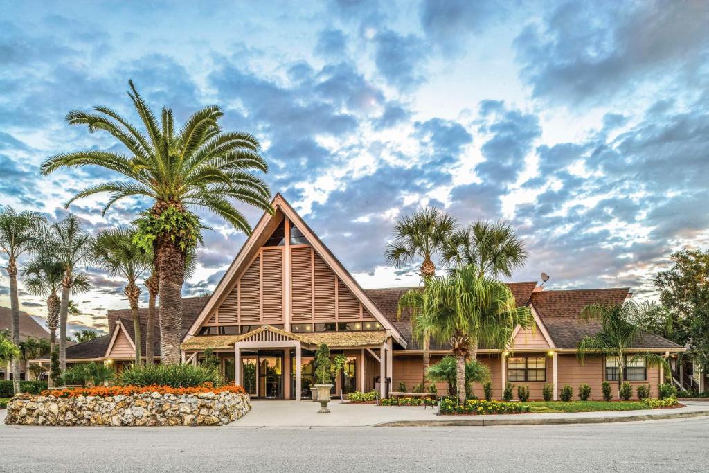 基西米Hilton Vacation Club Polynesian Isles Kissimmee的前面有棕榈树的房子