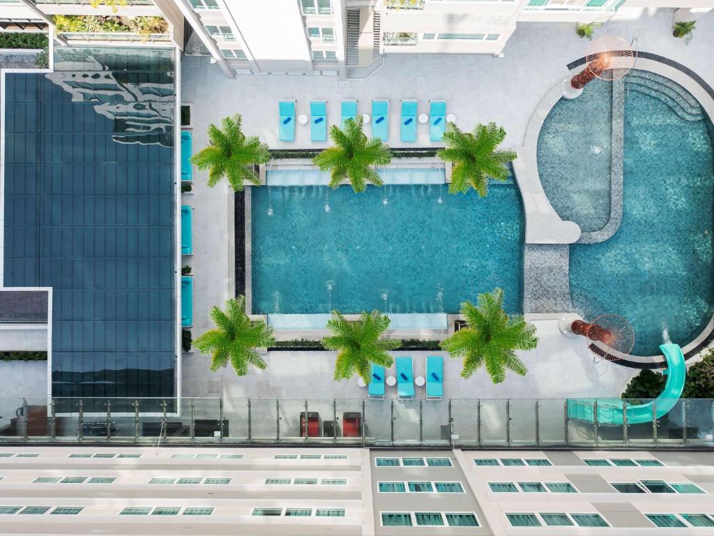 曼谷诺富特生活曼谷素坤逸传承的大楼游泳池的顶部景色