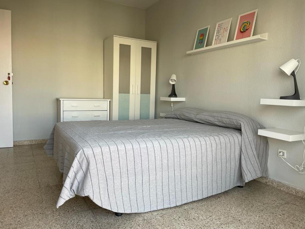 阿尔赫西拉斯Bahia de Algeciras的一间卧室配有一张带条纹床罩的床