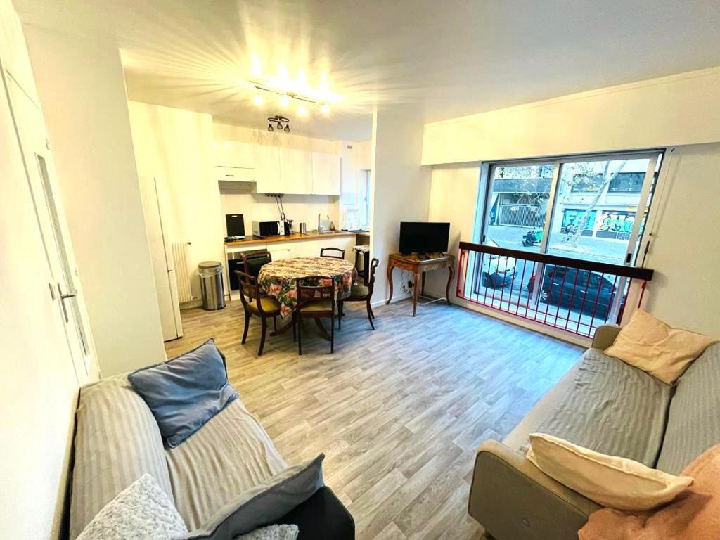 巴黎Appartement spacieux Bastille - 5 pers的客厅配有沙发和桌子