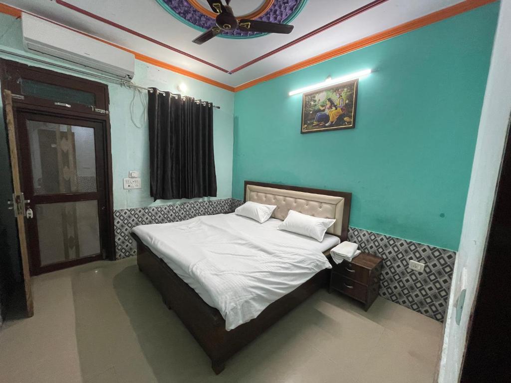 Radhika kunj guest house客房内的一张或多张床位