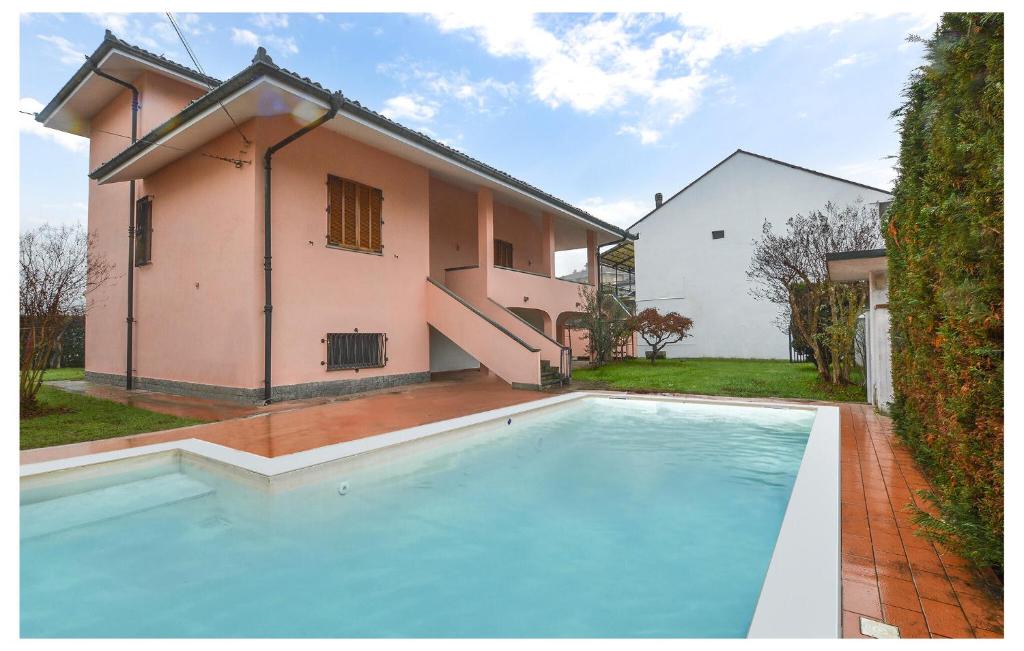 Castelnuovo BormidaNice Home In Castelnuovo Bormida With Kitchen的房屋前有游泳池的房子