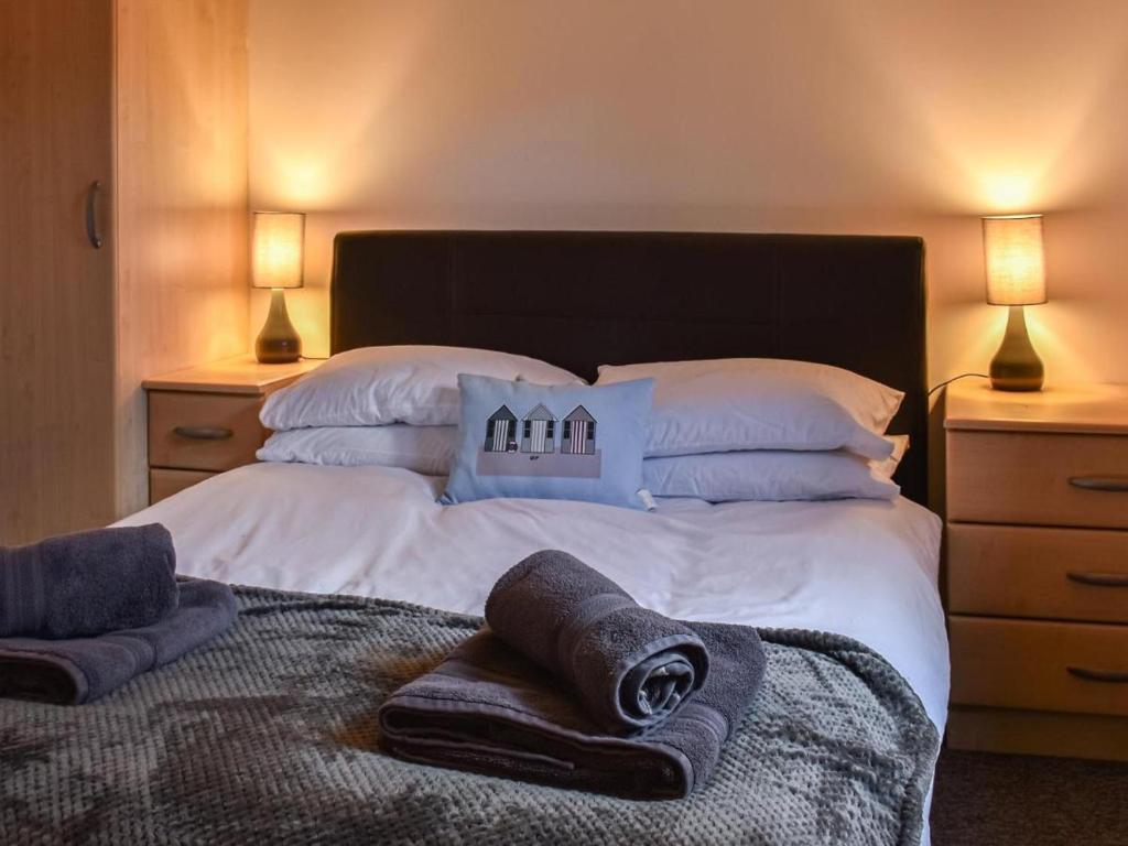 坎伯恩Picturesque Cabin in Cornwall的一间卧室配有一张大床和毛巾