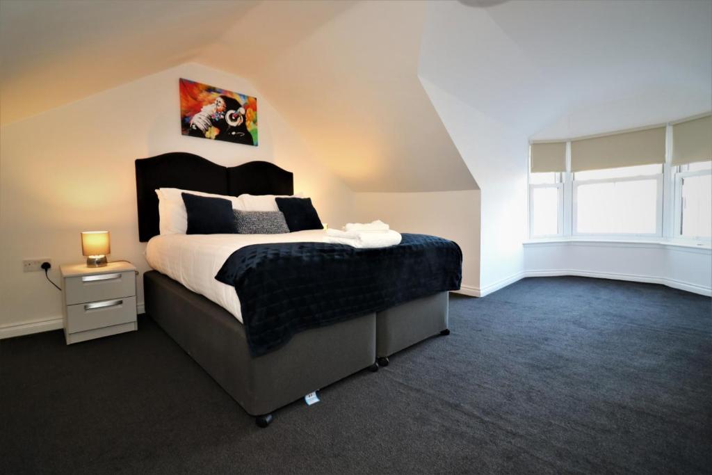 拉纳克Signature - No 7 Bonnet Apartments的一间卧室设有一张大床和一个窗户。