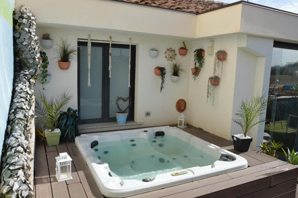卡塔尼亚b&b le 4 leggende的房屋甲板上的热水浴池