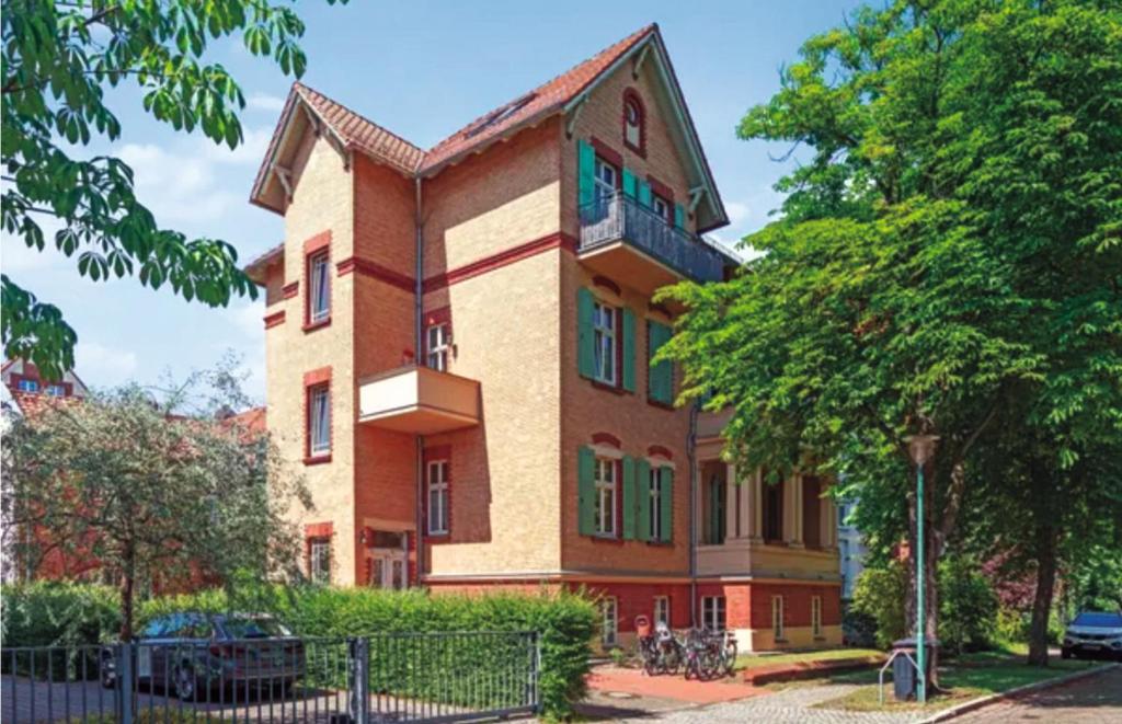波茨坦Gründerzeitvilla in Potsdam的一座带绿色百叶窗的大型砖砌建筑