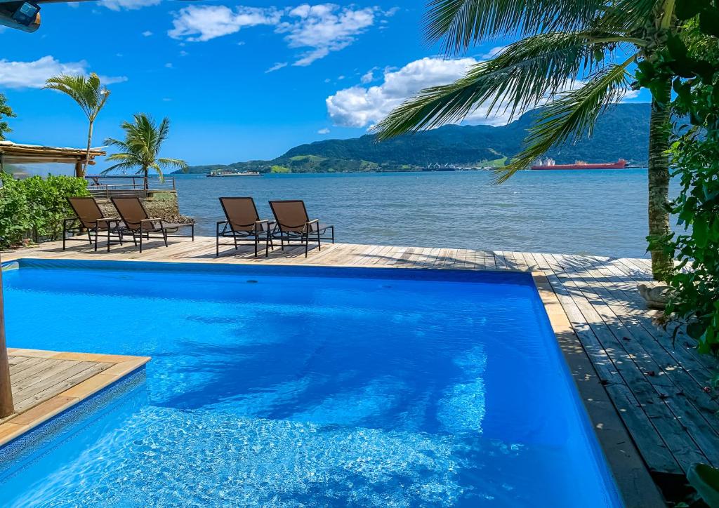 伊利亚贝拉维拉韦拉斯旅馆的享有水景的游泳池