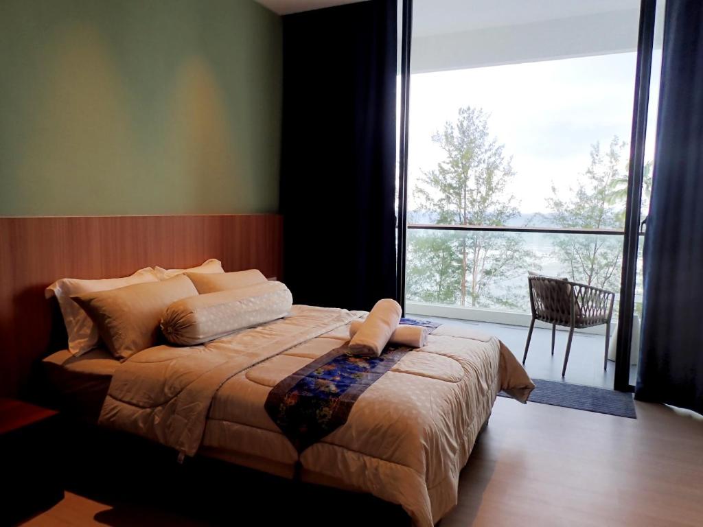 SematanRDHomeStay-RoxyBeachApt的一间卧室设有一张大床和一个大窗户