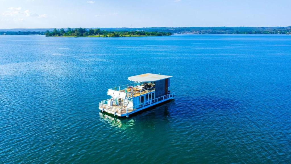 巴西利亚WTS HOUSE BOAT的一条大水体中的小船
