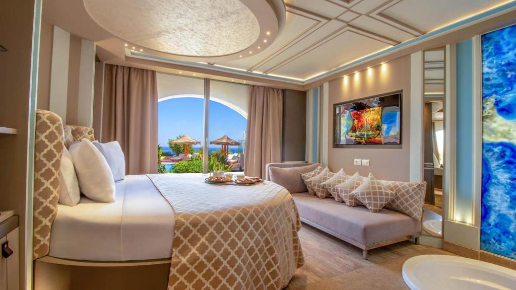 沙姆沙伊赫Domina Coral Bay Resort, Diving , Spa & Casino的一间卧室配有一张床、一张沙发和一个窗口